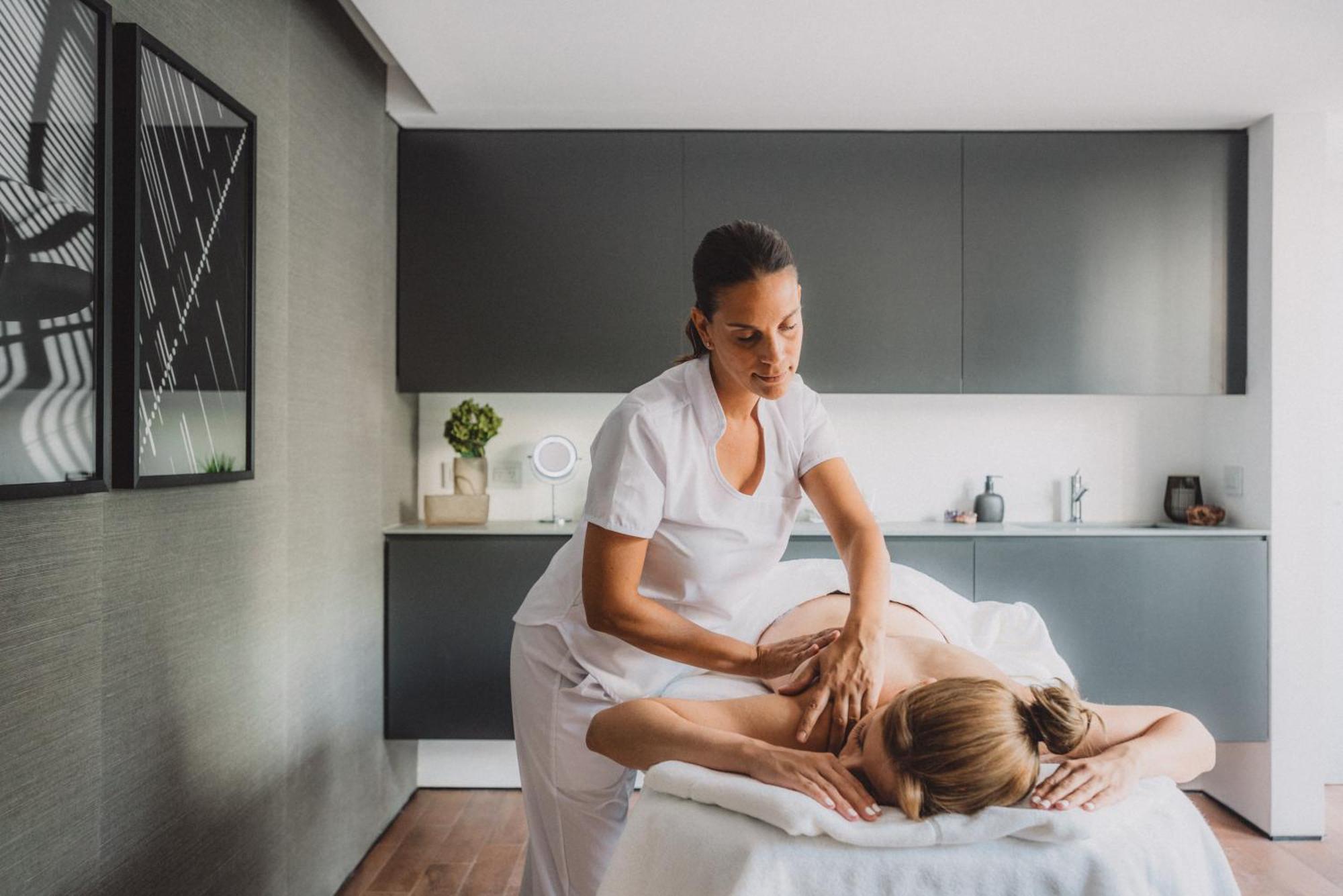 Hotel SLS Buenos Aires Puerto Madero Exterior foto A massage therapist treating a patient