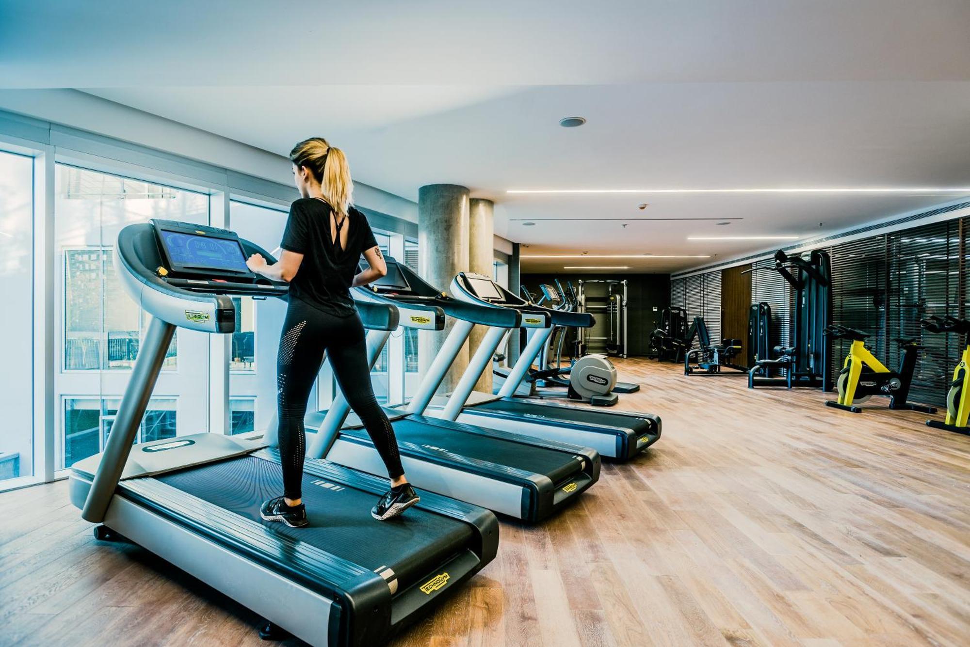 Hotel SLS Buenos Aires Puerto Madero Exterior foto A woman on a treadmill