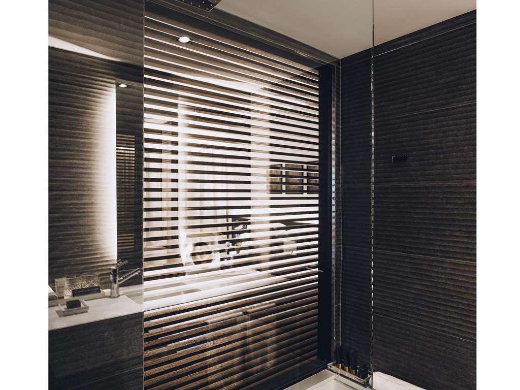 Hotel SLS Buenos Aires Puerto Madero Habitación foto A shower enclosure with a fixed glass panel